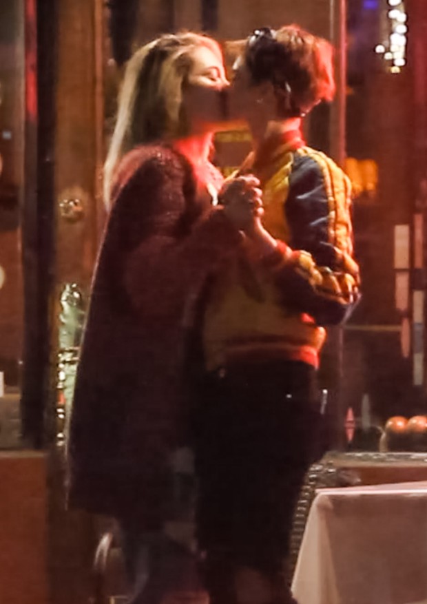 *PREMIUM-EXCLUSIVE* ** RIGHTS: WORLDWIDE EXCEPT IN ITALY ** West Hollywood, CA  - Are Cara Delevingne and Paris Jackson more than just friends?! The supermodel and actress are spotted on what seems to be a double date with famous actors and new couple, Br (Foto: Roger / BACKGRID)