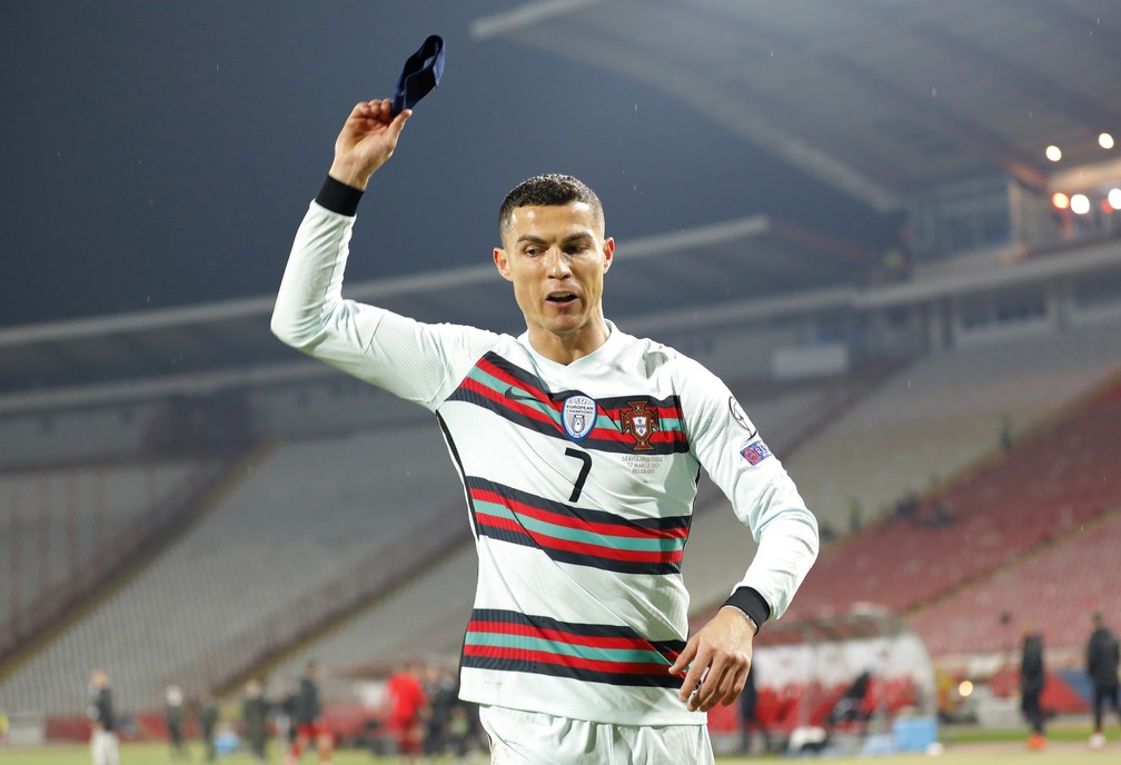 Cristiano Ronaldo se revolta com arbitragem em Sérvia x Portugal após gol não validado e joga a braçadeira de capitão no gramado — Foto: Srdjan Stevanovic/Getty Images