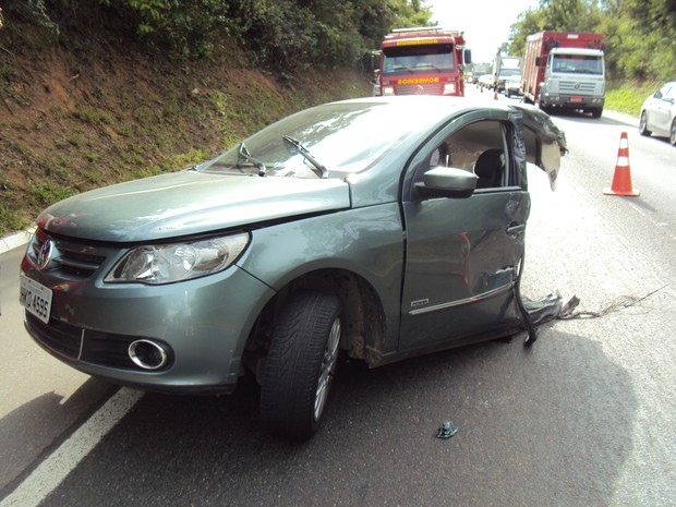 Carro envolvido no acidente ficou partido ao meio (Foto: Adriano Rabelo/Divulgação)