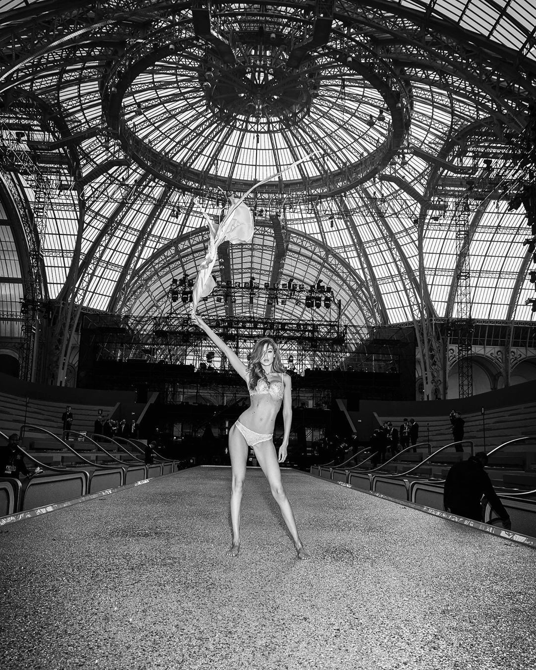 Fotógrafo mostra Gigi Hadid só de lingerie em ponto turístico francês (Foto: Reprodução/Instagram)