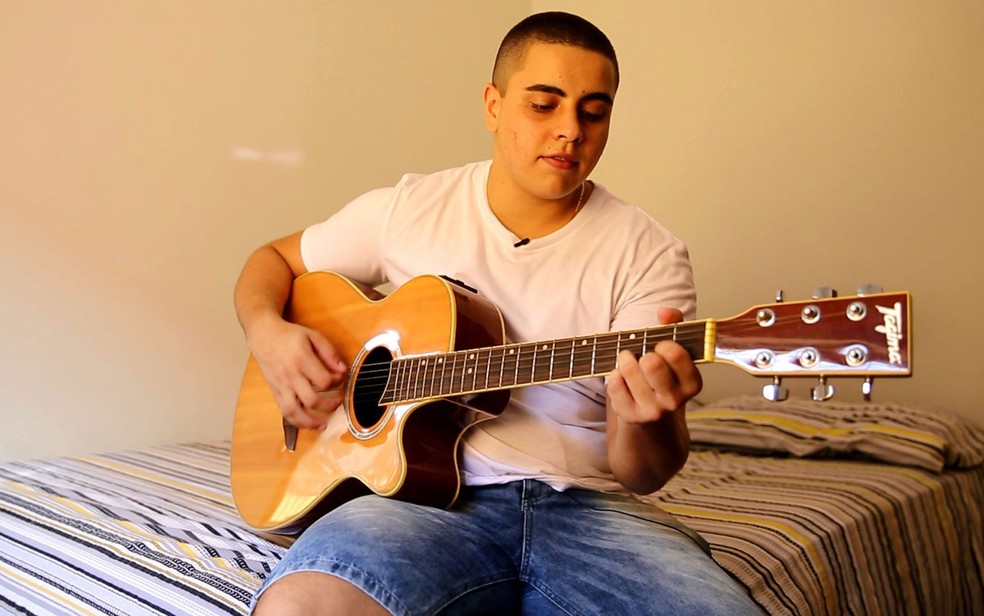 'Prefiro ser essa metamorfose ambulante', canta Henrique um trecho da música de Raul Seixas — Foto: Marcelo Brandt/G1