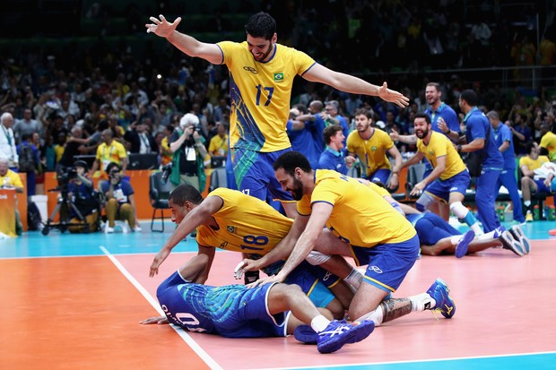 Equipe do Brasil comemora medalha de ouro no vôlei masculino (Foto: Mark Kolbe/Getty Images)