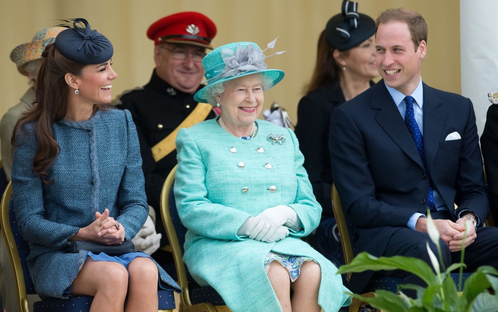 NOTTINGHAM, ENGLAND - JUNE 13: (L-R) Catherine, Duchess of Cambridge, Queen Elizabeth II and Prince William, Duke of Cambridge attend Vernon Park during a Diamond Jubilee visit to Nottingham on June 13, 2012 in Nottingham, England. (Photo by Samir Hussein (Foto: WireImage)