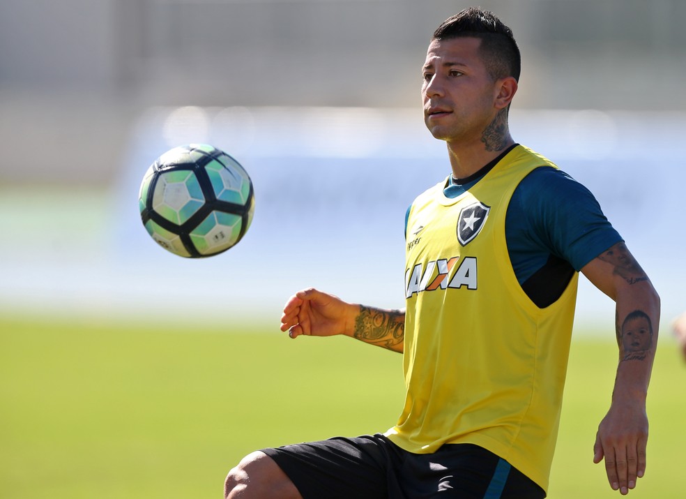 Leo Valencia treina no Botafogo (Foto: Vitor Silva / SSpress / Botafogo)