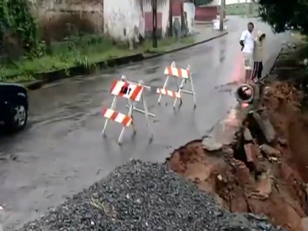 Rua desmorona após bueiro romper, em Goiânia, Goiás (Foto: Reprodução/TV Anhanguera)