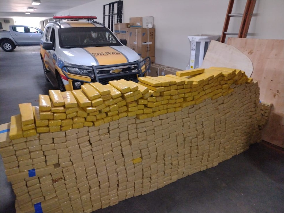 Quase uma tonelada e meia de droga foi apreendida na MGC-497, entre Uberlândia e Prata — Foto: PMRv/Divulgação