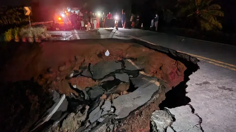 Chuva forte abriu cratera gigante em rodovia no sul da Bahia — Foto: Reprodução/Redes Sociais