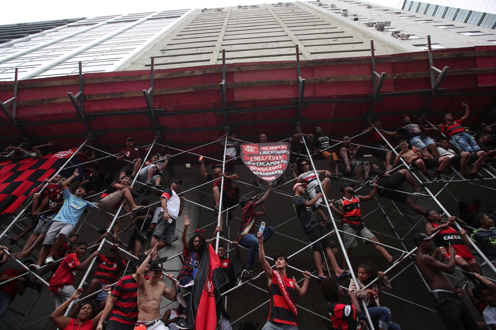 Conforto? Vale tudo para ver de perto os campeões — Foto: Ricardo Moraes/Reuters