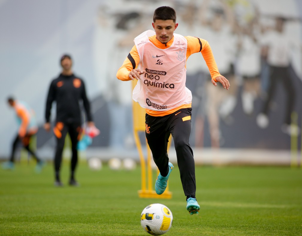 Léo Mana, lateral-direito do sub-20, no treino do profissional do Corinthians — Foto: Rodrigo Coca/Ag. Corinthians