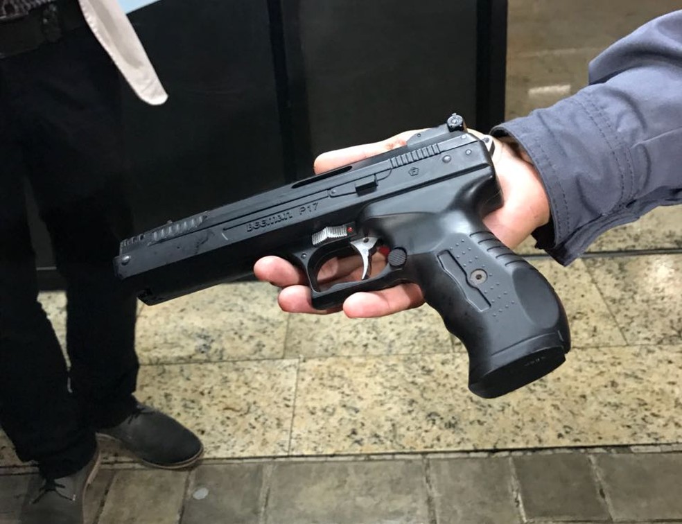 Arma de pressão apreendida com um dos criminosos, em Jardim da Penha (Foto: Leandro Tedesco/TV Gazeta)