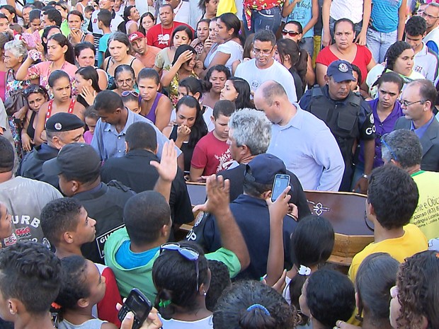 Multidão esteve presente no enterro da adolescente (Foto: Reprodução/TV Cabo Branco)