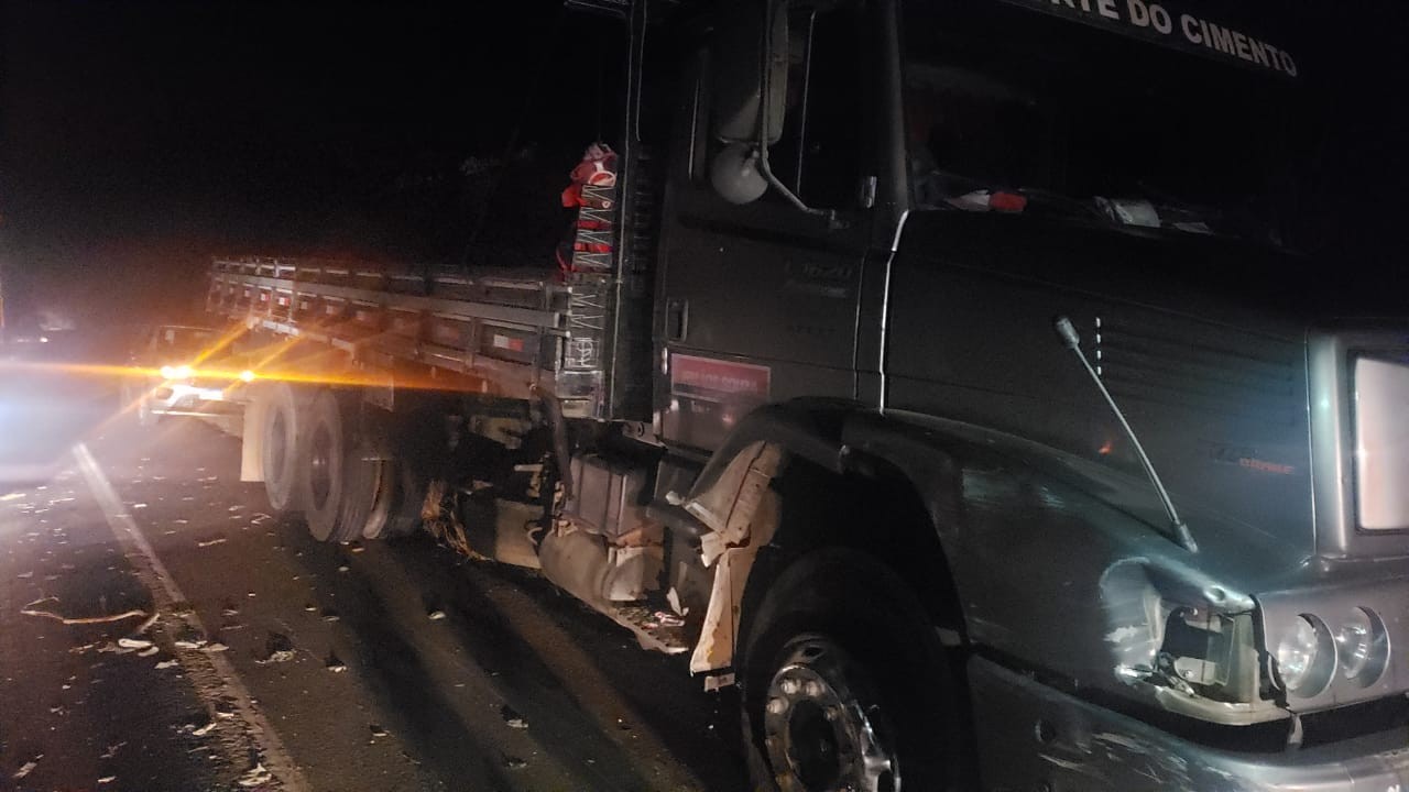 Motociclista morre após ser atingido por caminhão na BR-365, em Jequitaí