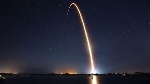 A espaçonave foi lançada em um foguete da SpaceX em fevereiro, dividindo a viagem com um satélite e uma aeronave experimental (Foto: SPACEX)