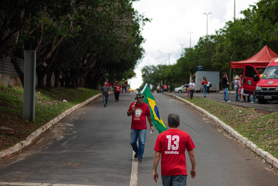 Movimentação de apoiadores do presidente eleito Lula, em frente ao Tribunal Superior Eleitoral em Brasília