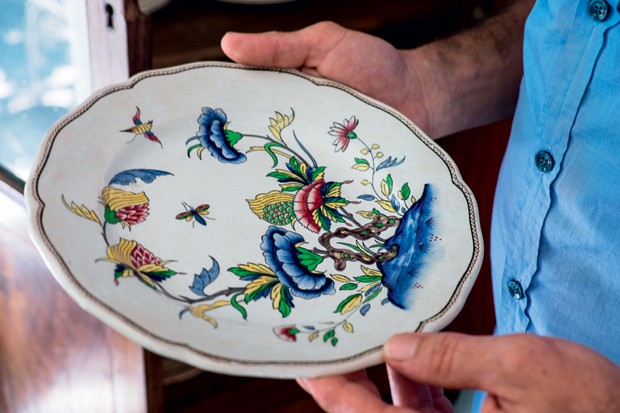 Oo prato pintado à mão era da tataravó de Matthieu e data de 1870!  (Foto: Lufe Gomes/Life by Lufe)