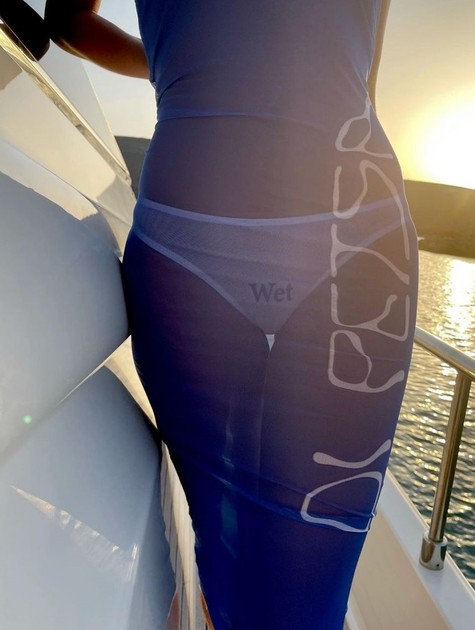 Bruna Marquezine posa em barco na Grécia com vestido transparente  (Foto: Reprodução Instagram)