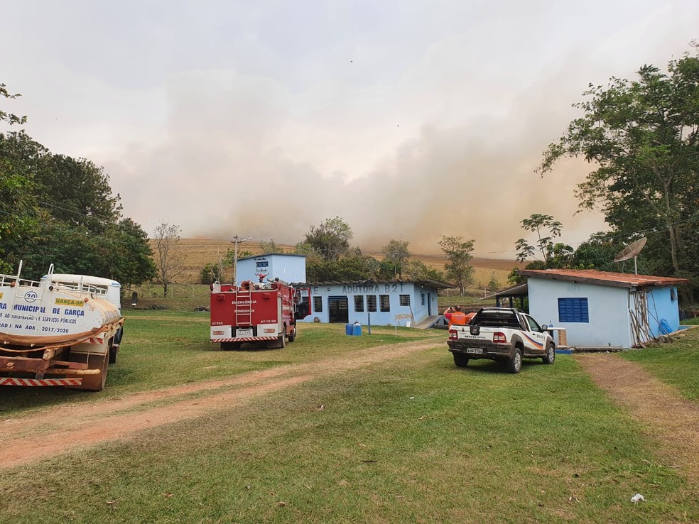 Fogo começou em pastagem e se alastrou para área de preservação e nascente do Saae em Garça — Foto: Corpo de Bombeiros/Divulgação
