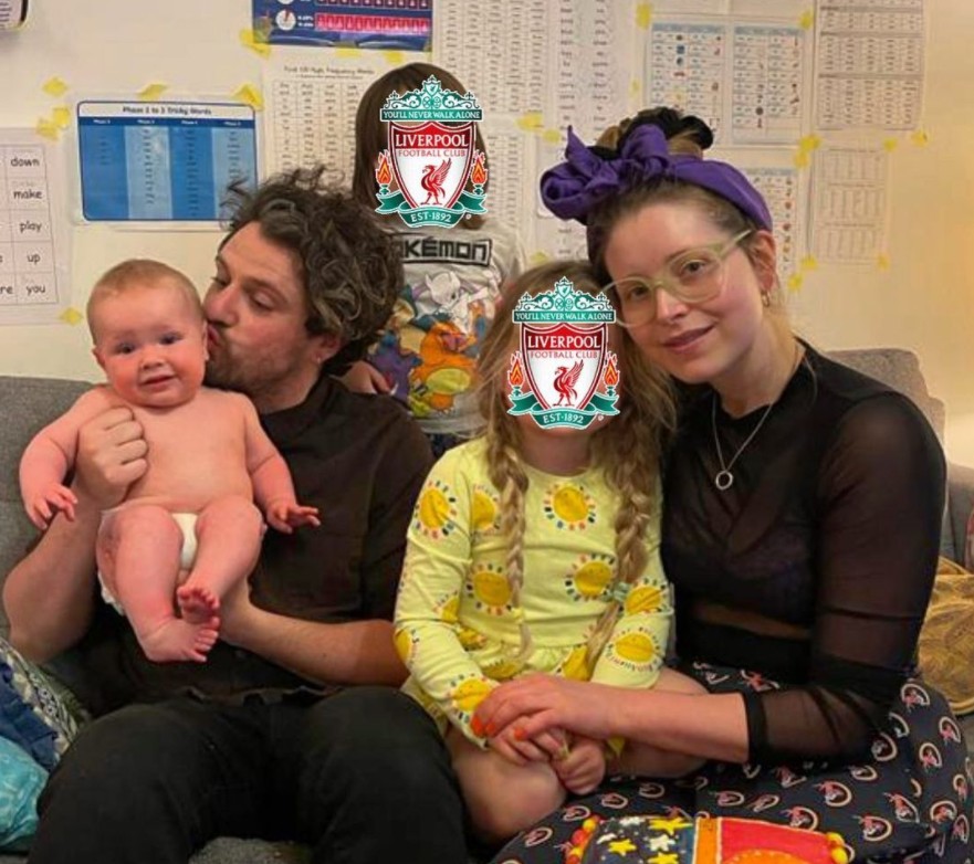 A atriz Jessie Cave, Alfie Brown e os filhos; o casal não mostra o rosto das crianças mais velhas (Foto: Reprodução/Instagram)