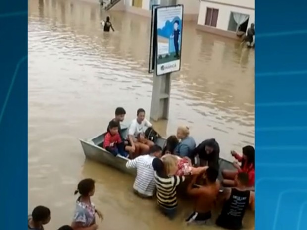 Moradores usaram barco em condomínio de Maricá (Foto: Reprodução / Globo)