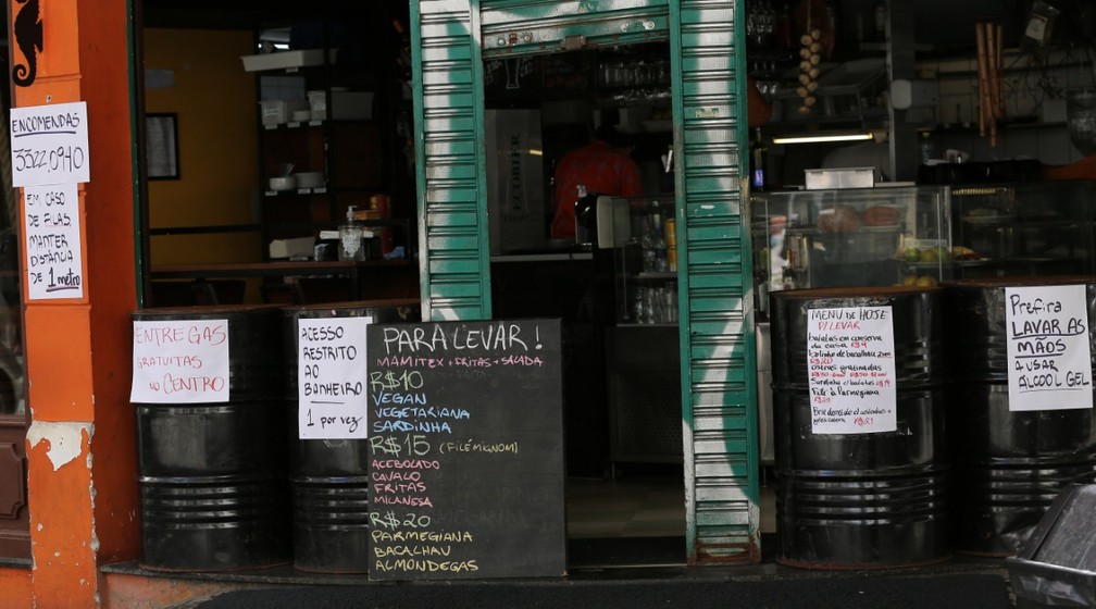 Restaurantes e bares de algumas cidades paranaenses foram limitados aos serviços entrega por conta da Covid-19 — Foto: Giuliano Gomes/PR Press