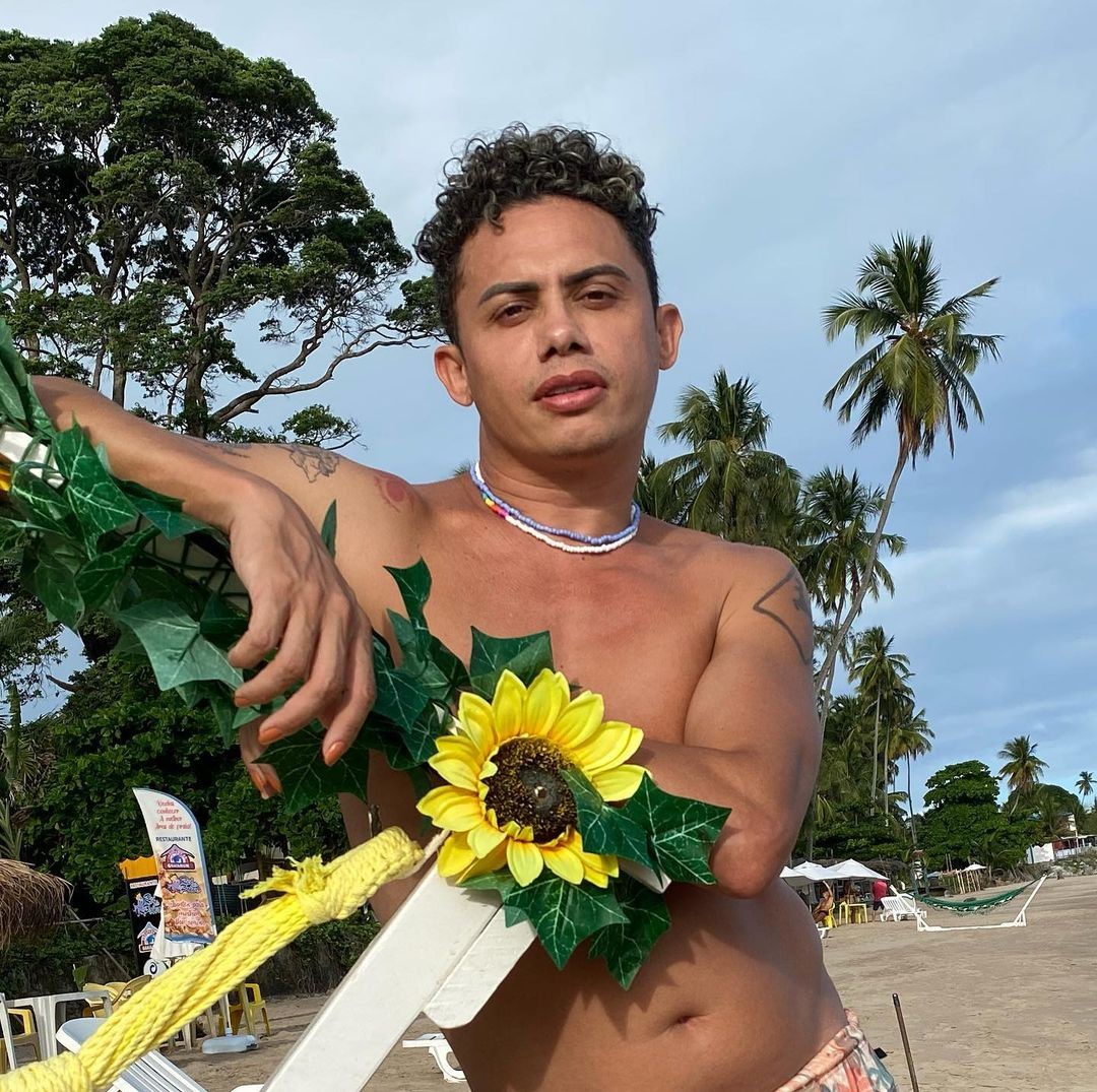 Silvero Pereira posa para fotos em praia de Alagoas: ‘Um paraíso’ (Foto: Reprodução / Instagram)