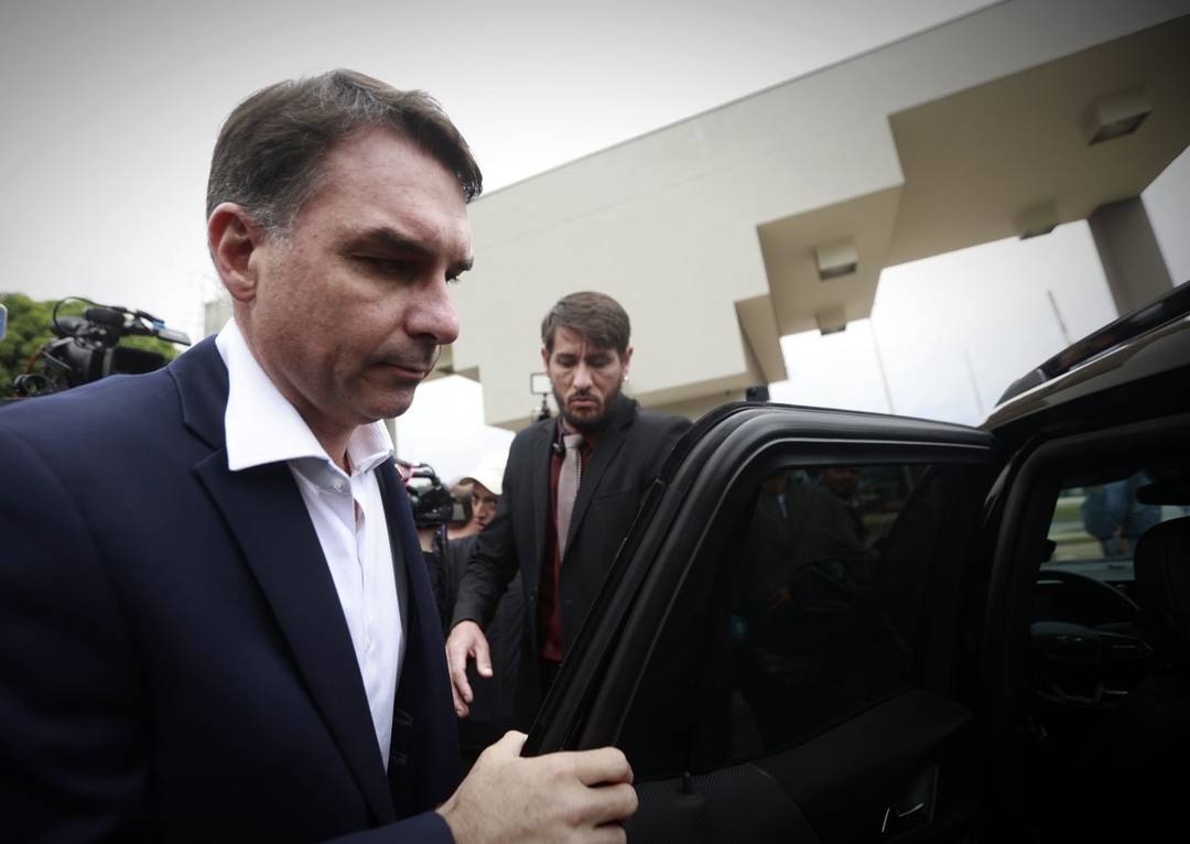 O senador Flávio Bolsonaro, após visitar Jair Bolsonaro na PF