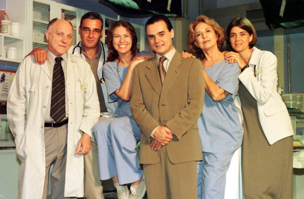 A atriz Eva Wilma é vista ao lado dos colegas Nildo Parente, Alexandre Borges, Patrícia Pillar, Cássio Gabus Mendes e Mônica Torres, parte do elenco do seriado de televisão "Mulher", da Rede Globo, durante foto no Rio de Janeiro em 1999 — Foto: Fernanda Mayrink/Estadão Conteúdo/Arquivo