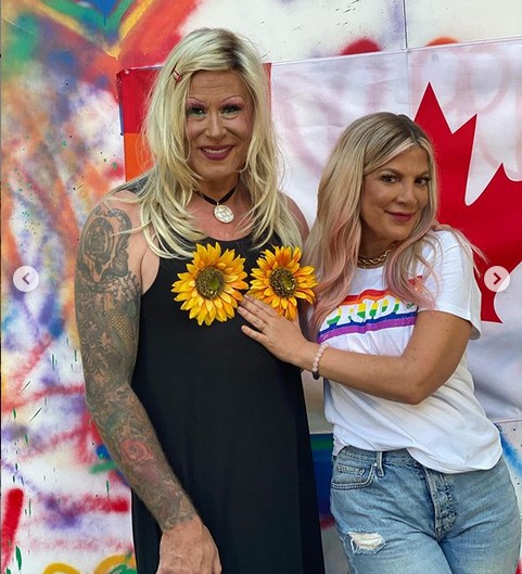 O ator Dean McDermott vestido como a personagem da esposa, a atriz Tori Spelling, na série Barrados no Baile, em uma festa de orgulho gay no Canadá (Foto: Instagram)