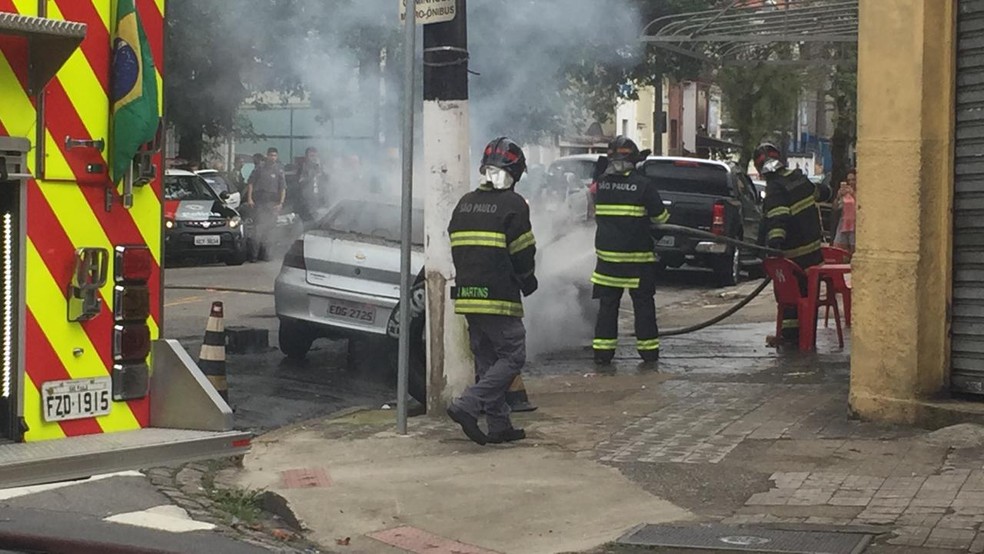 Bombeiros apagam carro incendiado na Vila Belmiro â€” Foto: Florentino Gutierrez/Arquivo pessoal