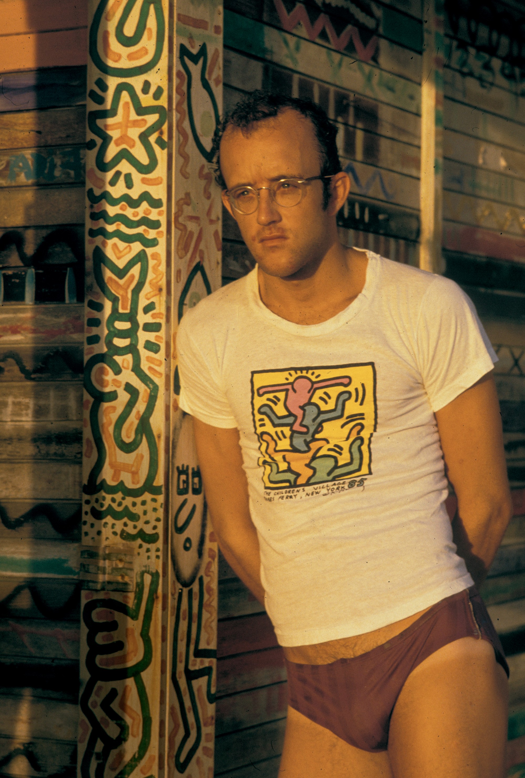 Nas ruas do Brasil: Keith Haring em Serra Grande. Os desenhos na camiseta e na parede são dele.  (Foto: Fundação Bienal de São Paulo / Arquivo Histórico Wanda Svevo, Frâncio de Holanda e Divulgação/Tamanduá TV (Retrato))