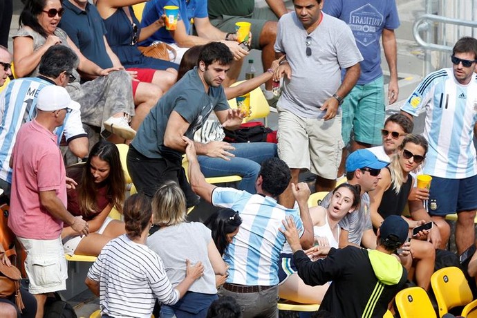 Torcedores de Brasil e Argentina brigam na arquibancada do