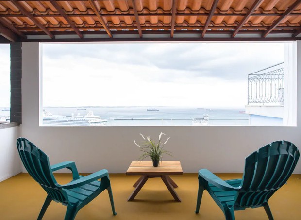 Casa em Salvador com vista para o mar em prédio tombado pela Unesco disponível para aluguel no Airbnb (Foto: Reprodução/Airbnb)