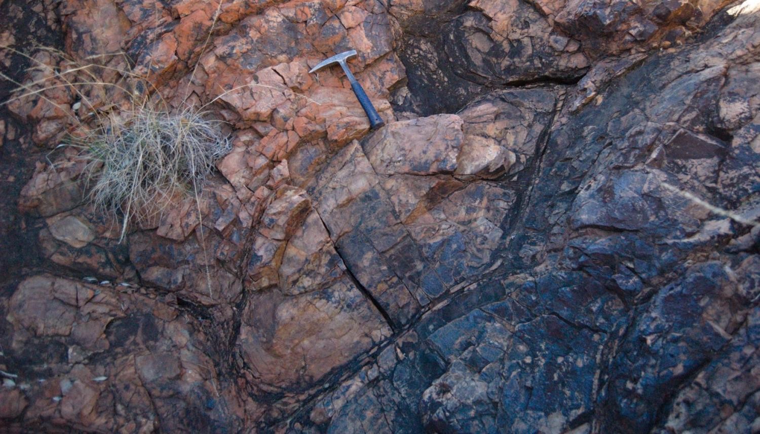 Análise de isótopos de oxigênio em rochas na Austrália indicam que, se existiam, pedaços de terra eram muito pequenos no planeta. Uma das rochas analisadas pela equipe (Foto: Jana Meixnerova; Benjamin Johnson/University of Colorado)