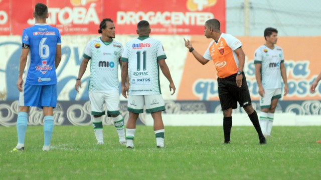 �rbitro da partida trabalhou bastante na tarde deste s�bado
