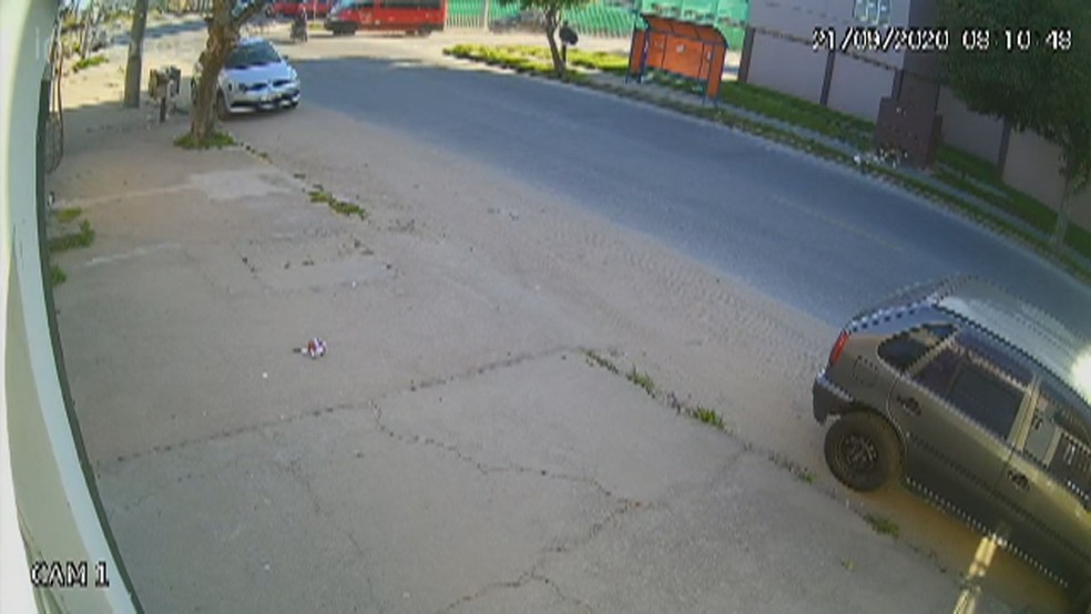 Câmeras de segurança flagraram o momento do atropelamento — Foto: Reprodução / RBS TV 