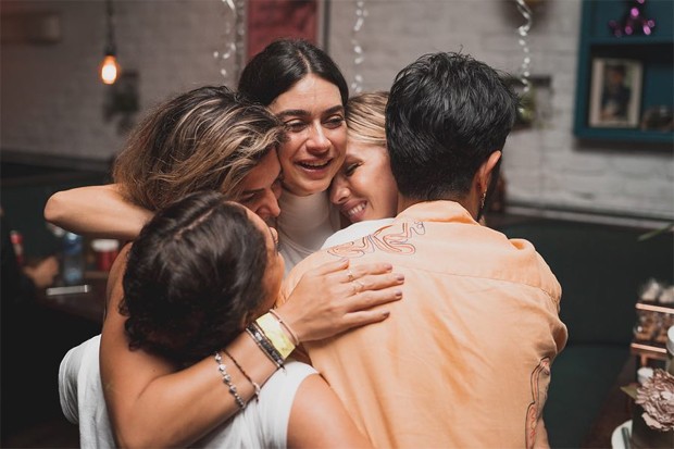 Thaila Ayala recebe o carinho dos amigos no aniversário (Foto: Marlon Macosa)