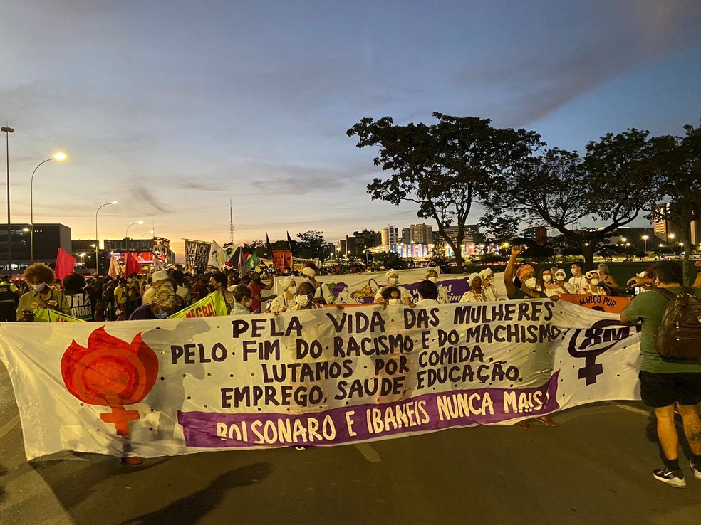Manifestantes carregam faixa de protesto contra os governos federal e do DF, durante marcha das Mulheres, em Brasília — Foto: Iana Caramori/g1