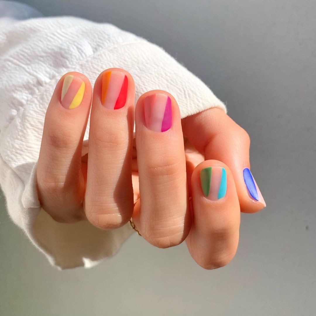 Unha de arco-íris Betina Goldstein (Foto: reprodução Instagram @betina_goldstein)