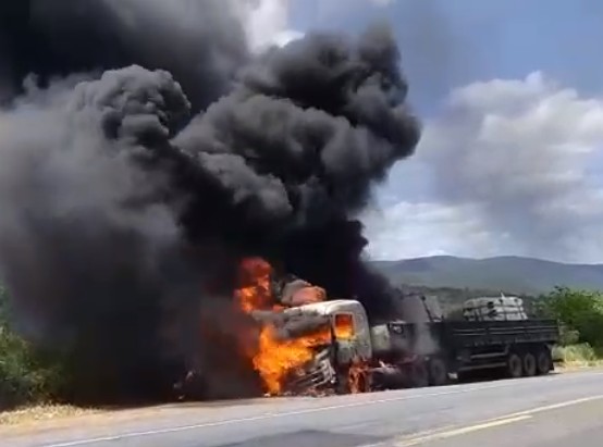 Carreta pega fogo e deixa pista interditada na BR-116, sudoeste da Bahia