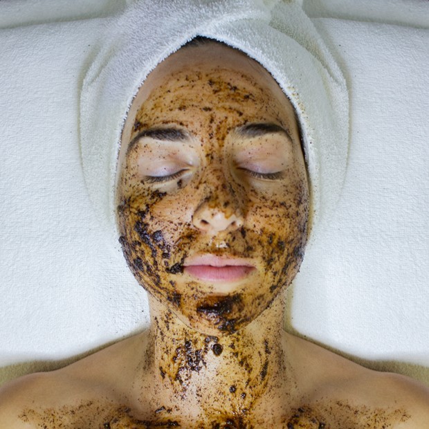 Passo 1: Esfoliação da pele do rosto com borra de café (Foto: Eduardo Garcia/Ed.Globo)