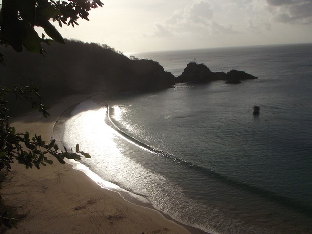 Baía do Sancho vista do mirante que dá acesso à praia (Foto: Fabíola Blah / G1)