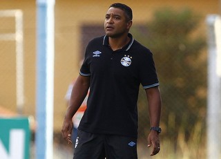 Roger espera avaliação, mas deseja ter titulares do Grêmio em 3º jogo seguido