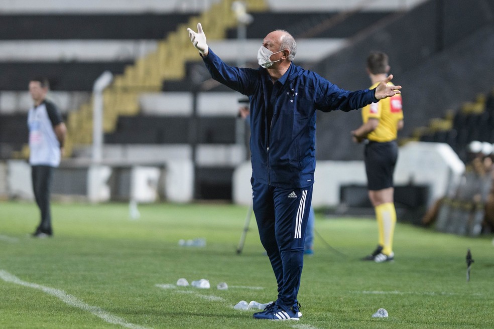 Felipão orienta os atletas do Cruzeiro em Ponta Grossa — Foto: Gustavo Aleixo/Cruzeiro