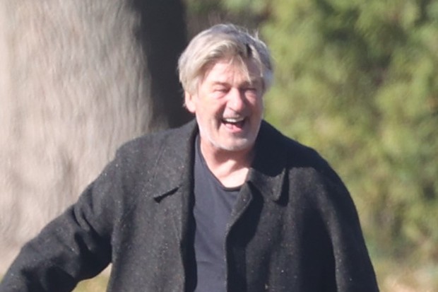 Após tragédia em set, Alec Baldwin se diverte em parque com os filhos (Foto: Grosby Group)