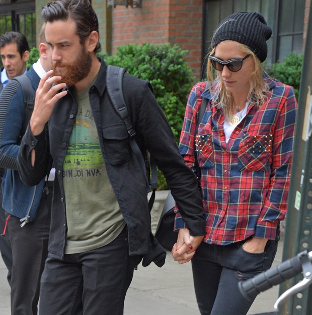 Kesha e o namorado deixam hotel (Foto: The Grosby Group)
