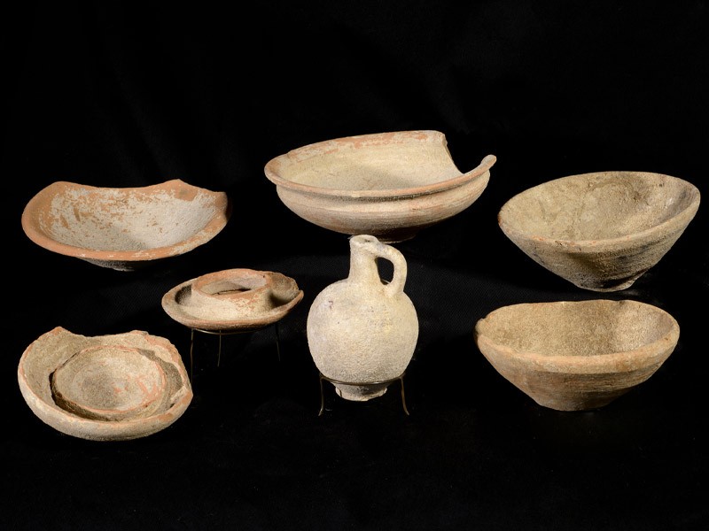 Diversos utensílios de cerâmica foram encontrados durante as escavações (Foto: Dafna Gazit/Israel Antiquities Authority)