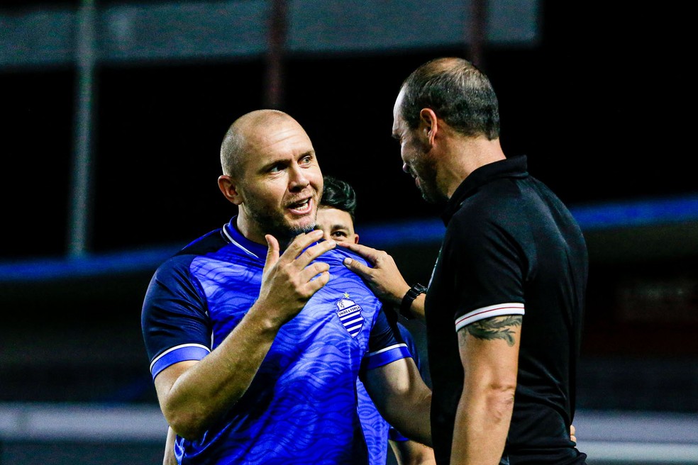 Mozart e Allan Aal se cumprimentam antes do clássico — Foto: Ailton Cruz/Gazeta de Alagoas