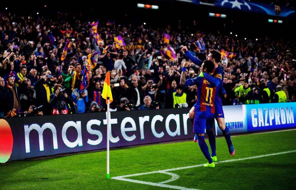 Neymar e Messi abraçados na remontada de "remontada" de 2017: astros não se enfrentarão nesta terça — Foto: Getty Images