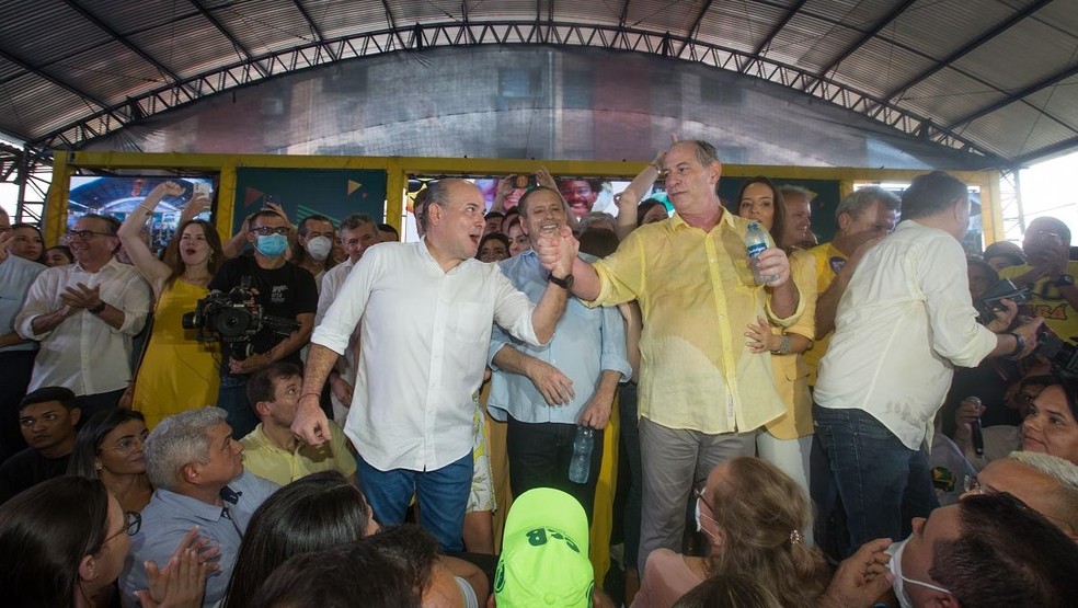 Ciro Gomes e Roberto Cláudio, em ato de campanha — Foto: Fabiane de Paula/SVM