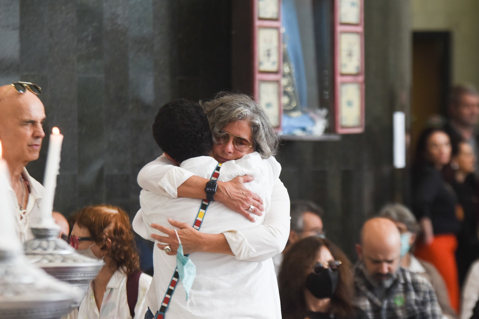 Maria Gadu abraça Lúcia Verissimo no velorio de Gal Costa — Foto: Leo Franco/AgNews